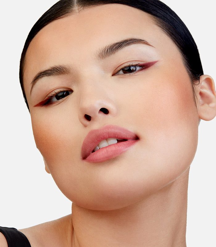 Alicia Wears Skin Mimetic Microsuede Refillable Bronzer in Lunar